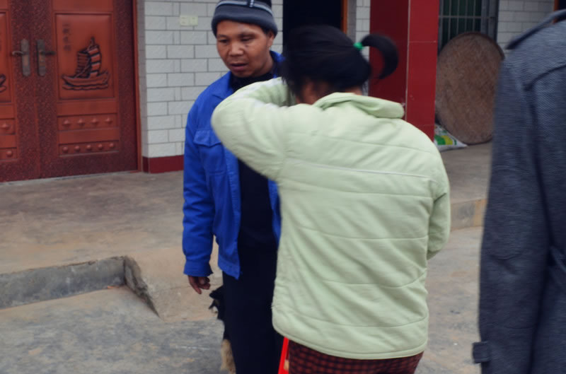 与老人交谈