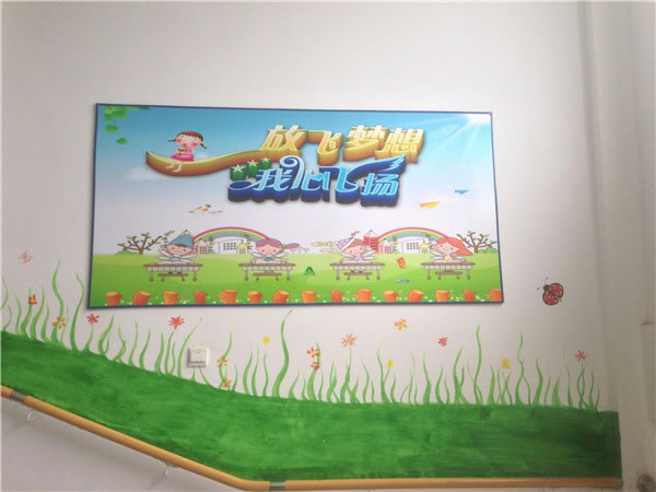 福利院内张贴画 (曾敉密 摄）