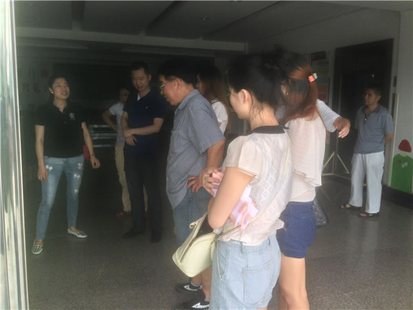 与校老师交流学校情况（曾敉密 摄）